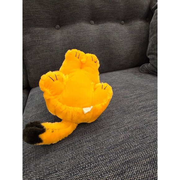 Laying down Garfield Plush - Picture 4 of 4